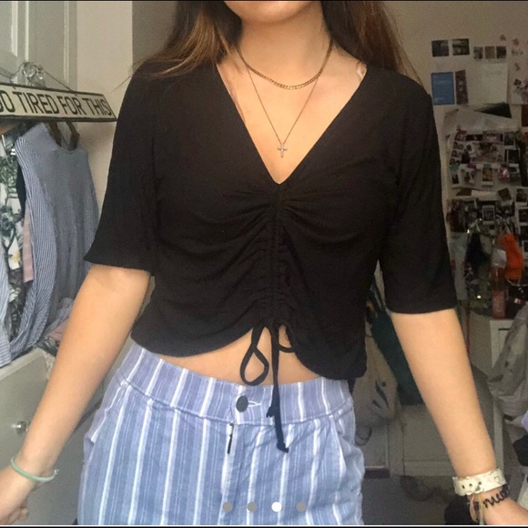 black drawstring ruched quarter sleeve crop top - Picture 3 of 4